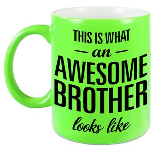 This is what an awesome brother looks like tekst cadeau mok / beker - neon groen - 330 ml - kado broer / broertje
