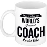 This is what the worlds greatest coach looks like cadeau koffiemok / theebeker 300 ml - begeleider - verjaardag / bedankje / cadeau - tekst mokken