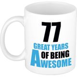 77 great years of being awesome mok wit en blauw - cadeau mok / beker - 29e verjaardag / 77 jaar
