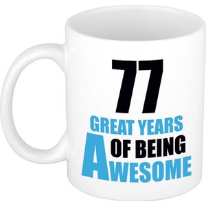 77 great years of being awesome mok wit en blauw - cadeau mok / beker - 29e verjaardag / 77 jaar