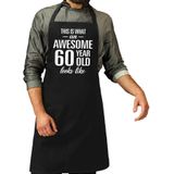 Awesome 60 year / 60 jaar cadeau bbq/keuken schort zwart voor heren - kado barbecue schort voor verjaardag