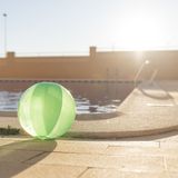 6x stuks opblaasbare strandballen plastic wit 28 cm - Strand buiten zwembad speelgoed