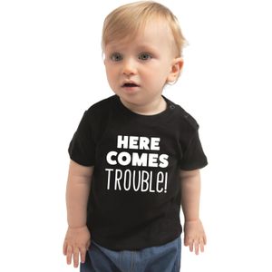 Here comes trouble - weg rust cadeau t-shirt zwart voor een baby - jongens en meisjes