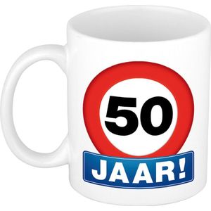 Verjaardags mok / beker 50 jaar - verkeersbord - Sarah - 300 ml keramiek