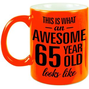 This is what an awesome 65 year old looks like cadeau mok / beker - 330 ml - neon oranje - verjaardag - kado koffiemok / theebeker