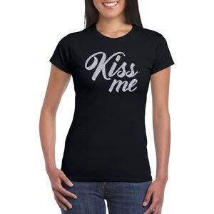 Kiss me t-shirt zwart met zilveren glitter tekst dames kus me - Glitter en Glamour zilver party kleding shirt