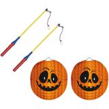 2x stuks ronde lampion 22 cm pompoen met lampionstokjes - Halloween trick or treat lampionnen versiering