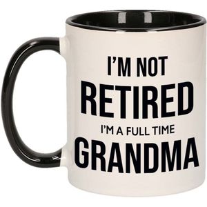 Im not retired im a full time grandma koffiemok / theebeker - 300 ml - wit met zwart - oma / kantoorhumor / VUT / pensioen - grappige cadeau mok