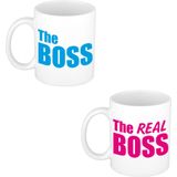 The boss en the real boss cadeau koffiemok / theebeker wit met roze en blauwe blokletters - 300 ml - keramiek - bruiloft / huwelijk / anniversary - cadeaumokken voor koppels