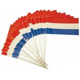 Pakket van 50x stuks kunststof zwaaivlaggetje Holland/Nederlandse vlag 20 x 30 cm - Handvlaggetjes