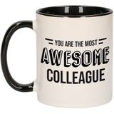 1x stuks collega cadeau mok / beker met tekst you are the most awesome colleague - zwart - personeel kado mokken / bekers