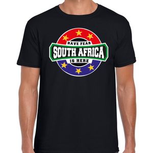 Have fear South Africa is here t-shirt met sterren embleem in de kleuren van de Zuid Afrikaanse vlag - zwart - heren - Zuid Afrika supporter / Afrikaans elftal fan shirt / EK / WK / kleding