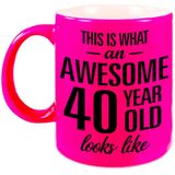 This is what an awesome 40 year old looks like cadeau mok / beker - 330 ml - neon roze - verjaardag - kado koffiemok / theebeker