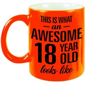 This is what an awesome 18 year old looks like cadeau mok / beker - 330 ml - neon oranje - verjaardag - kado koffiemok / theebeker