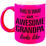 This is what an awesome grandpa looks like cadeau mok / beker - 330 ml - neon roze - verjaardag - kado mok / beker