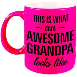 This is what an awesome grandpa looks like cadeau mok / beker - 330 ml - neon roze - verjaardag - kado mok / beker