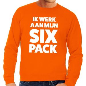 Ik werk aan mijn SIX Pack tekst sweater oranje heren - heren trui Ik werk aan mijn SIX Pack - oranje kleding