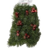 2x Groene kunst kerst guirlandes met rode cadeautjes versiering 270 cm - Dennenslingers kerstversieringen/kerstdecoraties