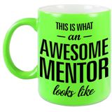 This is what an awesome mentor looks like tekst cadeau mok / beker - neon groen - 330 ml - juffen / meester dag kado