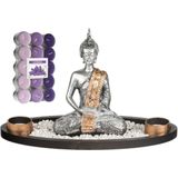 Boeddha beeld voor binnen 33 cm met 30x geurkaarsen lavendel - Buddha beeldje met theelichtjes/waxinelichtjes