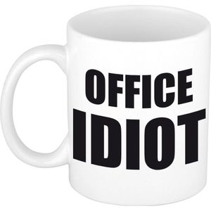 Office idiot koffiemok / theebeker in zwarte blokletters - 300 ml - kantoorhumor - mok voor teamgenoot / collega - grappige cadeau mok / beker