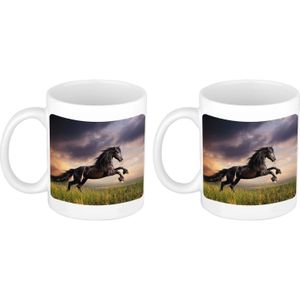 Set van 4x stuks zwart paard / Fries in weide koffiemok / theebeker wit - 300 ml - keramiek - cadeau beker / paardenliefhebber mok