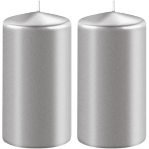 2x Metallic zilveren cilinderkaarsen/stompkaarsen 6 x 12 cm 45 branduren - Geurloze kaarsen metallic zilver - Woondecoraties