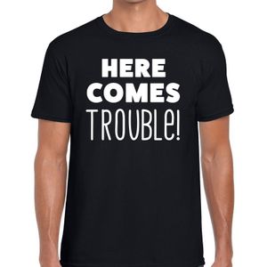 Here comes trouble tekst t-shirt zwart heren - zwarte heren fun shirts voor gangster of boef