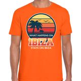Ibiza zomer t-shirt / shirt What happens in Ibiza stays in Ibiza voor heren - oranje - Ibiza party / vakantie outfit / kleding/ feest shirt