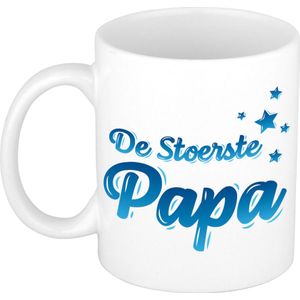 De stoerste papa mok / beker - wit met blauwe tekst en sterren - cadeau Vaderdag / verjaardag