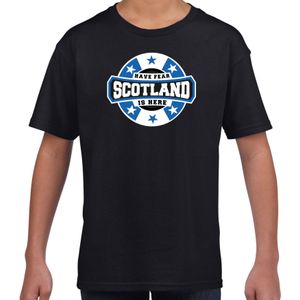 Have fear Scotland is here t-shirt met sterren embleem in de kleuren van de Schotse vlag - zwart - kids - Schotland supporter / Schots elftal fan shirt / EK / WK / kleding