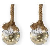 2x stuks verlichte glazen kerstballen aan touw met 30 lampjes zilver/warm wit 14 cm - Decoratie kerstballen met licht