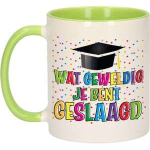 Bellatio Decorations Geslaagd cadeau mok - groen - Geweldig Geslaagd - Ca. 300 ml