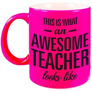 This is what an awesome teacher looks like tekst cadeau mok / beker - 330 ml - neon roze - kado juf/meester/docent/leraar/lerares