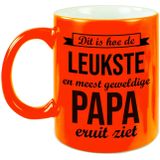 Dit is hoe de leukste en meest geweldige papa eruitziet cadeau mok / beker - neon oranje - 330 ml - verjaardag / Vaderdag