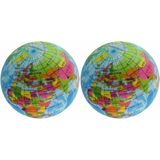 2x Anti-stress balletje planeet aarde/wereldbol/globe 7 cm - Stressballen - Squishy - Anti-stress producten