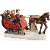 2x stuks kerstbeeldjes/kerstdorp figuurtjes slee met paard 12 cm - Kerstdorpje maken - kerstdecoraties