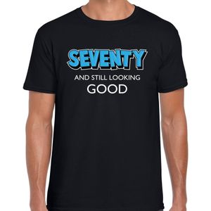 Seventy and still looking good cadeau t-shirt / 70 jaar kado shirt - zwart met witte en blauwe letters - voor heren -  Verjaardag cadeau