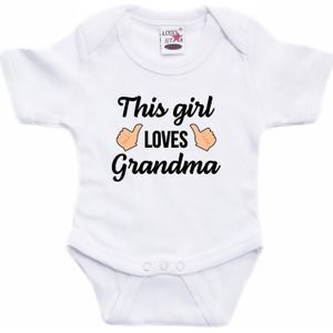This girl loves grandma tekst baby rompertje wit meisjes - Cadeau oma - Babykleding 56