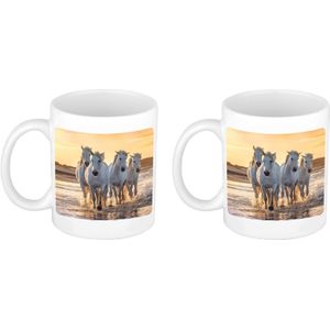 Set van 4x stuks dravende witte paarden op strand koffiemok / theebeker wit - 300 ml - keramiek - cadeau beker / paardenliefhebber mok