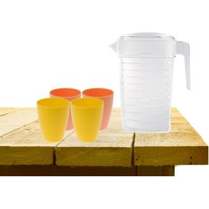 Set van 1x waterkan met deksel 1L met drinkbekers 2x geel en 2x oranje