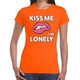Kiss me i'm lonely t-shirt oranje dames - feest shirts dames