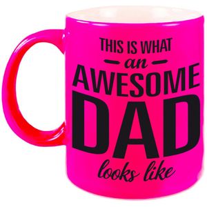 This is what an awesome dad looks like cadeau mok / beker - 330 ml - neon roze - Vaderdag / verjaardag - koffiemok / theebeker