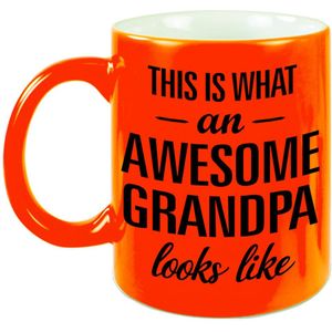 This is what an awesome grandpa looks like cadeau mok / beker - 330 ml - neon oranje - verjaardag - kado mok / beker