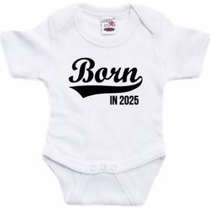 Born in 2025 tekst baby rompertje wit babys - Kraamcadeau/ zwangerschapsaankondiging - 2025 geboren cadeau