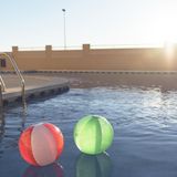 2x stuks opblaasbare strandballen plastic groen/wit 28 cm - Strand buiten zwembad speelgoed