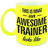 This is what an awesome trainer looks like tekst cadeau mok / beker - neon geel - 330 ml - Trainer / coach kado
