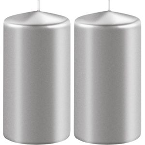 2x Metallic zilveren cilinderkaarsen/stompkaarsen 6 x 15 cm 58 branduren - Geurloze kaarsen metallic zilver - Woondecoraties