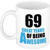 69 great years of being awesome mok wit en blauw - cadeau mok / beker - 29e verjaardag / 69 jaar