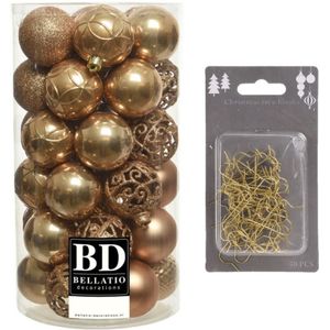 37x stuks kunststof kerstballen camel bruin 6 cm inclusief gouden kerstboomhaakjes - Kerstversiering